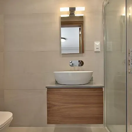 Location Is Very Quiet But Very Close To Restaurants !